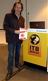 Christian Hlade erhält das CSR-Gütesiegel auf der ITB Berlin Foto: Weltweitwandern