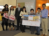 Norbert Kettner (3. v. l.) gratuliert Familie Chaen aus Japan zur viermillionsten Wien-Karte Foto: WienTourismus
