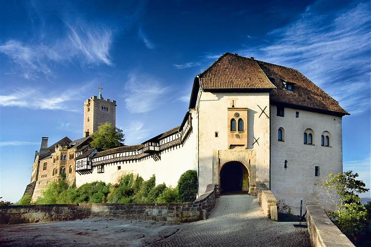 Die Wartburg in Eisenach. Hier übersetzte Martin Luther im 16. Jahrhundert das Neue Testament ins Deutsche Foto: Thüringer Tourismus GmbH