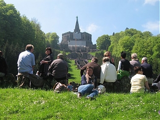 Janin und Kalle zu Besuch im Bergpark Wilhelmshöhe vor Beginn der Wasserspiele. Im Hintergrund: die Großen Kaskaden und Herkules.
