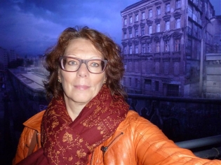 tip.online-Bloggerin Elo vor der Mauer im Asisi Panometer - Foto: ERP